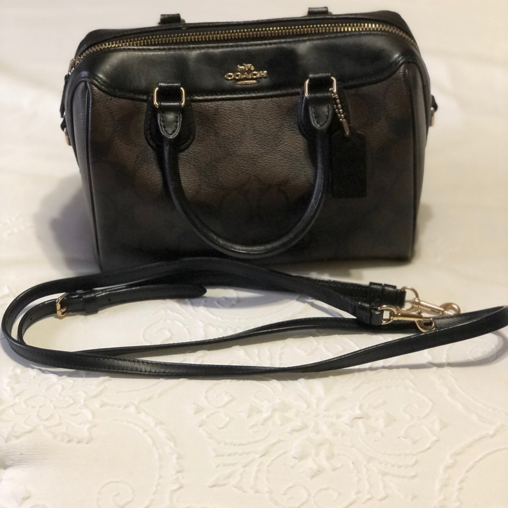 ✨Coach cross body.✨